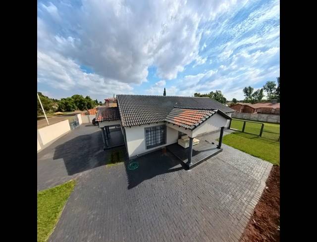 3 BEDROOM HOUSE FOR SALE IN CLAYVILLE